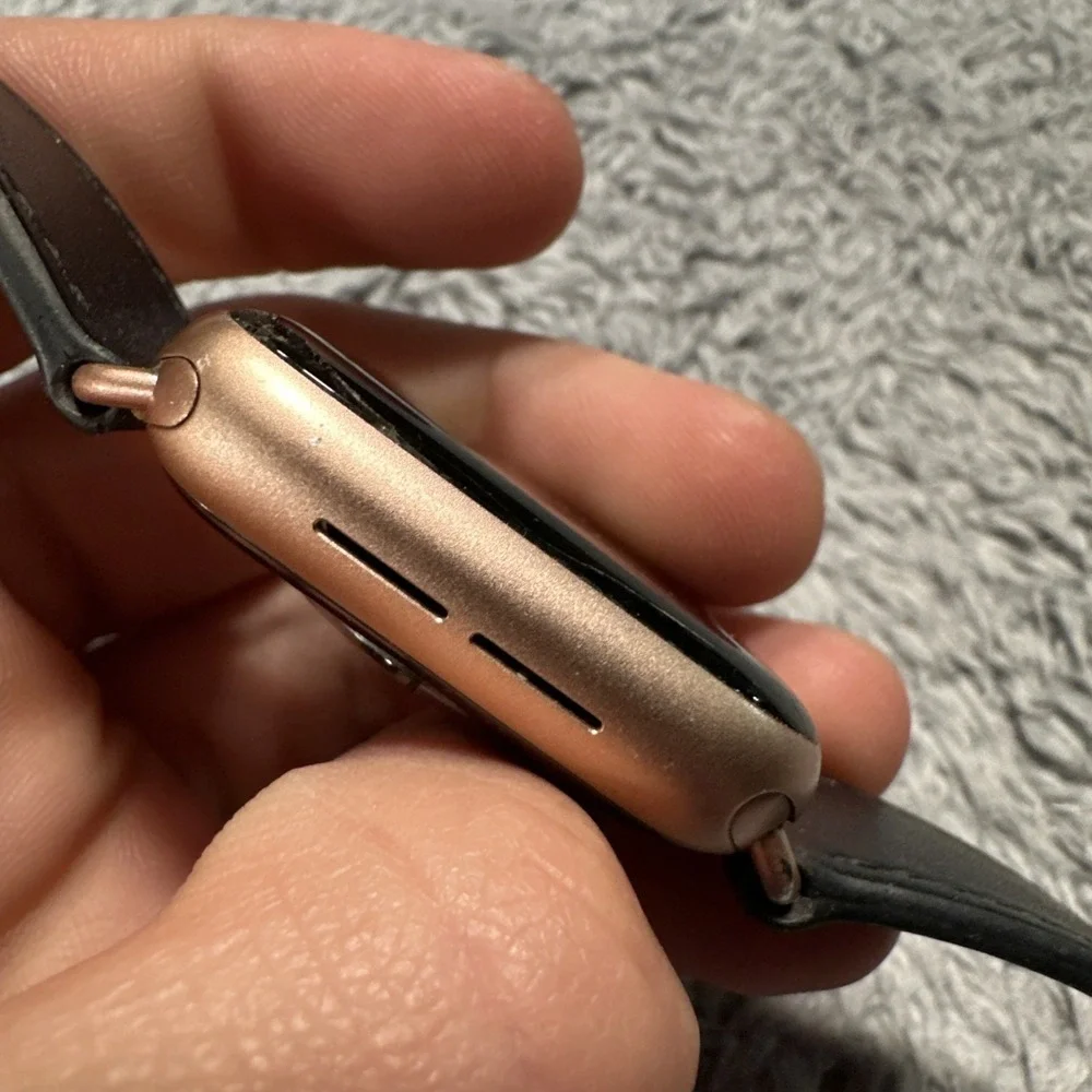 Apple Watch Series 5 40mm Rose Gold Untested For Parts Cracked Corner